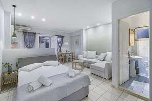 een slaapkamer met een bed en een woonkamer bij Elaia studio 5 in Lefkada