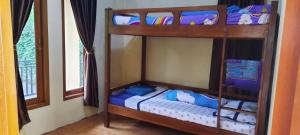 een slaapkamer met twee stapelbedden in een kamer bij Villa Montana Batulayang in Sampal 2