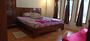 een bed met kussens in een kamer bij Villa Montana Batulayang in Sampal 2 +2 foto's