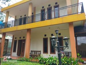 een gebouw met een balkon en een straatlicht bij Villa Montana Batulayang in Sampal 2