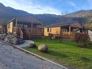 Nespecifikovaný výhled na hory nebo výhled na hory při pohledu z prázdninového areálu