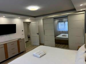 a room with a bed and a tv and a bedroom at Cosy Vibe 3 in Vaslui +4 photos
