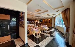 a restaurant with tables and chairs in a room at Hot Plaza Camarones - Love Hotel - Solo Adultos in Mexico City