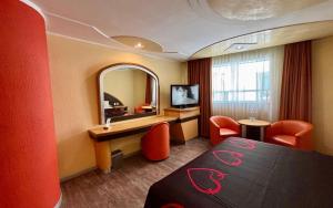 a hotel room with a bed and a desk and a mirror at Hot Plaza Camarones - Love Hotel - Solo Adultos in Mexico City