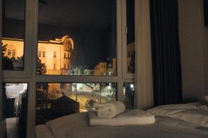 Giường trong phòng chung tại Hotel Central Strumica