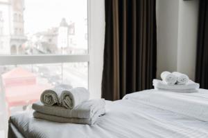 Giường trong phòng chung tại Hotel Central Strumica