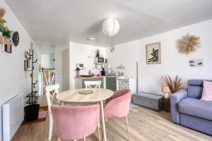 Posezení v ubytování Maison cosy emplacement idéal Chartres, Netflix, Wifi, garage vélos