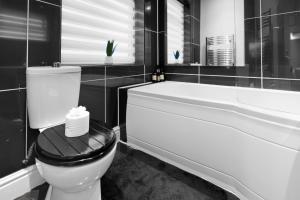 Koupelna v ubytování Lovely 4b Stay- Ideal for Contractors & Families + 30 fotografií