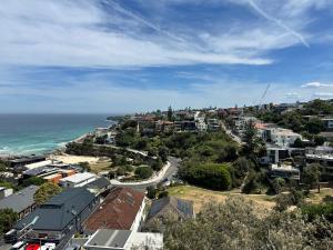 een luchtfoto van een stad en de oceaan bij Beach & Ocean View Apartments Tamarama in Sydney