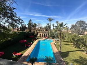 an overhead view of a swimming pool in a yard at Villa Oum Palace in Marrakesh