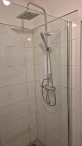 Et badeværelse på Gästehaus Hagen 6 Betten, Parkplatz, Küche, WLAN Easybooking24 + 8 billeder