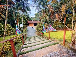 un escalier avec des drapeaux dessus dans l'établissement Suíte Iberê - Pousada Jussara, à Joinville
