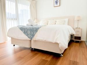 Giường trong phòng chung tại CBD - Free Parking - Pool Spa Gym - 4 People +50 ảnh