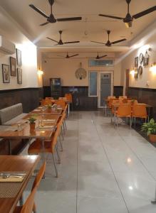 Restaurace v ubytování Hotel Sarthi Inn