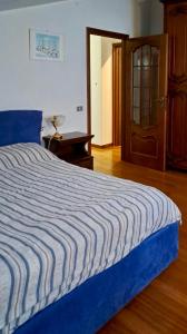 Carmen2 في Miroglio: سرير مع لحاف مخطط باللون الأزرق والأبيض في غرفة +6 صور