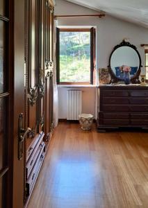 Carmen2 في Miroglio: غرفة معيشة مع خزانة ملابس ومرآة