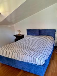 Carmen2 في Miroglio: غرفة نوم مع سرير أزرق مع اللوح الأمامي الأزرق