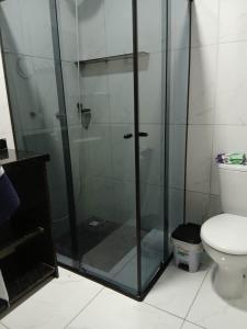 een glazen douche in een badkamer met toilet bij Casa aconchegante e familiar em Matinhos in Matinhos
