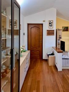 Carmen2 في Miroglio: مطبخ مع باب خشبي وأرضية خشبية