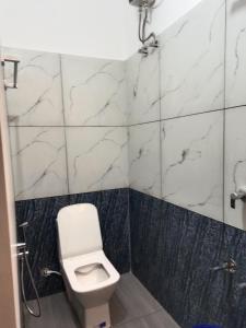 een badkamer met een toilet en een douche bij Holidays Homestay Vagamon in Vagamon