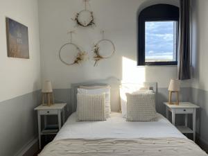 Schlafzimmer mit einem Bett mit zwei Spiegeln an der Wand in der Unterkunft La Poterne l Chambres d'hôtes à Epernay in Épernay