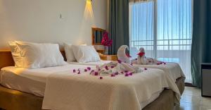 due cigni seduti su un letto in una camera d'albergo di Çidihan HOTEL a Kusadası