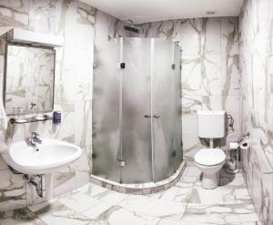 ブダペストにあるソウス 44のバスルーム(シャワー、トイレ、シンク付)