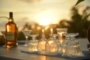 un groupe de bouteilles et de verres en verre sur une table dans l'établissement Blue Horizon Villa - Rathgama, à Ratgama Hegoda 17 autres photos