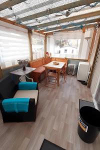 een woonkamer met een bank en een tafel bij Mobile Home 127 Bois Dormant in Saint-Jean-de-Monts