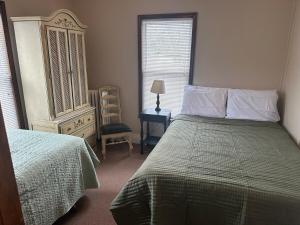 una camera da letto con un letto, un comò e una finestra di Charming Four Bedroom House a Tannersville