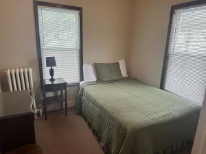 una camera da letto con un letto e un tavolo con una lampada di Charming Four Bedroom House a Tannersville Altre 5 foto