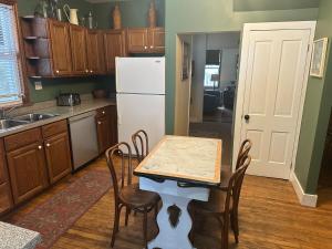 una cucina con tavolo, sedie e frigorifero di Charming Four Bedroom House a Tannersville