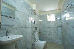 Phòng tắm tại Le Penguin Serviced Apartments +12 ảnh