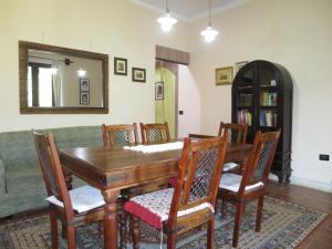 een eetkamer met een houten tafel en stoelen bij Apartment Casa Domenico n- 1 by Interhome in Montefiascone +53 foto's