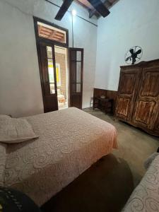 una camera da letto con un letto e un armadio in legno di Casa Casona Las Toscas a Miramar