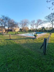 un parco con uno stagno e una recinzione nell'erba di Casa Casona Las Toscas a Miramar