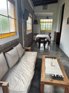 un soggiorno con un divano e un tavolo di Casa Casona Las Toscas a Miramar