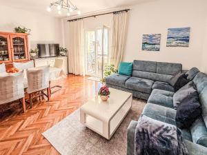 ein Wohnzimmer mit Sofa und Tisch in der Unterkunft Apartment Ana-1 by Interhome in Turanj
