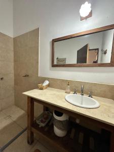 un bagno con lavandino e specchio di Casa Casona Las Toscas a Miramar