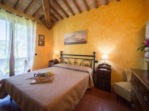 una camera da letto con un letto e un vassoio di fiori di Apartment Casa Domenico 2 by Interhome a Montefiascone
