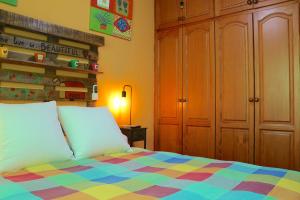 1 dormitorio con 1 cama y algunos armarios de madera en Apartamento La Venencia, en Jerez de la Frontera 36 fotos más