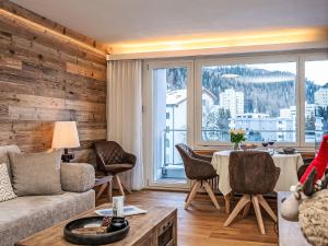een woonkamer met een bank en een tafel bij Apartment Chesa Fleury by Interhome in St. Moritz