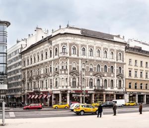 un gran edificio con coches estacionados frente a él en SOUS44 en Budapest