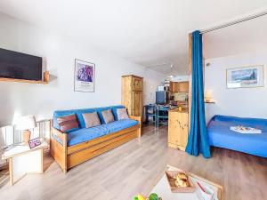 een woonkamer met een bank en een tafel bij Studio Cosmos-1 by Interhome in Le Corbier +24 foto's