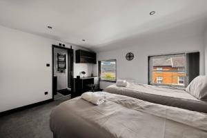 En eller flere senge i et værelse på Luxury Modern 3bed 3en-suites | Central Reading
