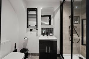 Et badeværelse på Luxury Modern 3bed 3en-suites | Central Reading