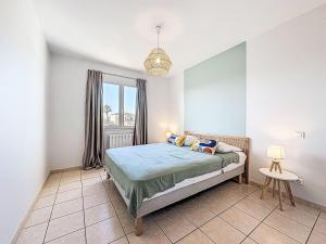 ein Schlafzimmer mit einem Bett und einem Fenster in der Unterkunft Villa Orée des Salines by Interhome in Le Grau-du-Roi