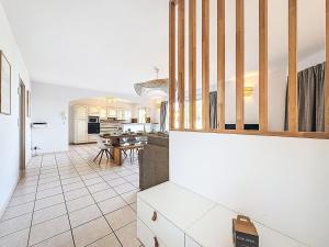 eine Küche und ein Esszimmer mit einem Tisch in der Unterkunft Villa Orée des Salines by Interhome in Le Grau-du-Roi