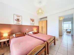 ein Schlafzimmer mit einem großen Bett in einem Zimmer in der Unterkunft Villa Orée des Salines by Interhome in Le Grau-du-Roi