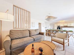 ein Wohnzimmer mit Sofa und Tisch in der Unterkunft Villa Orée des Salines by Interhome in Le Grau-du-Roi